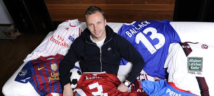 Michal Kadlec doma v Kolíně nad Rýnem se svou sbírkou dresů