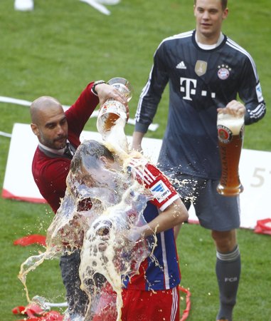 Pep Guardiola při oslavě německého titulu.