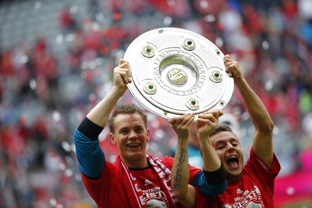 Fotbalový Bayern Mnichov převzal po výhře nad Augsburgem 3:0 trofej pro nového německého mistra. Pivo teklo proudem