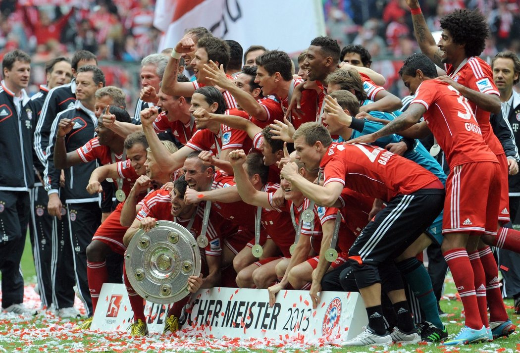 Fotbalový Bayern Mnichov převzal po výhře nad Augsburgem 3:0 trofej pro nového německého mistra. Pivo teklo proudem