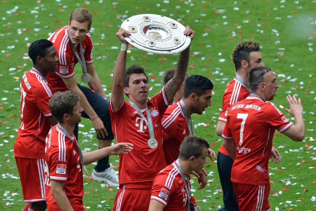 Fotbalový Bayern Mnichov převzal po výhře nad Augsburgem 3:0 trofej pro nového německého mistra. Pivo teklo proudem