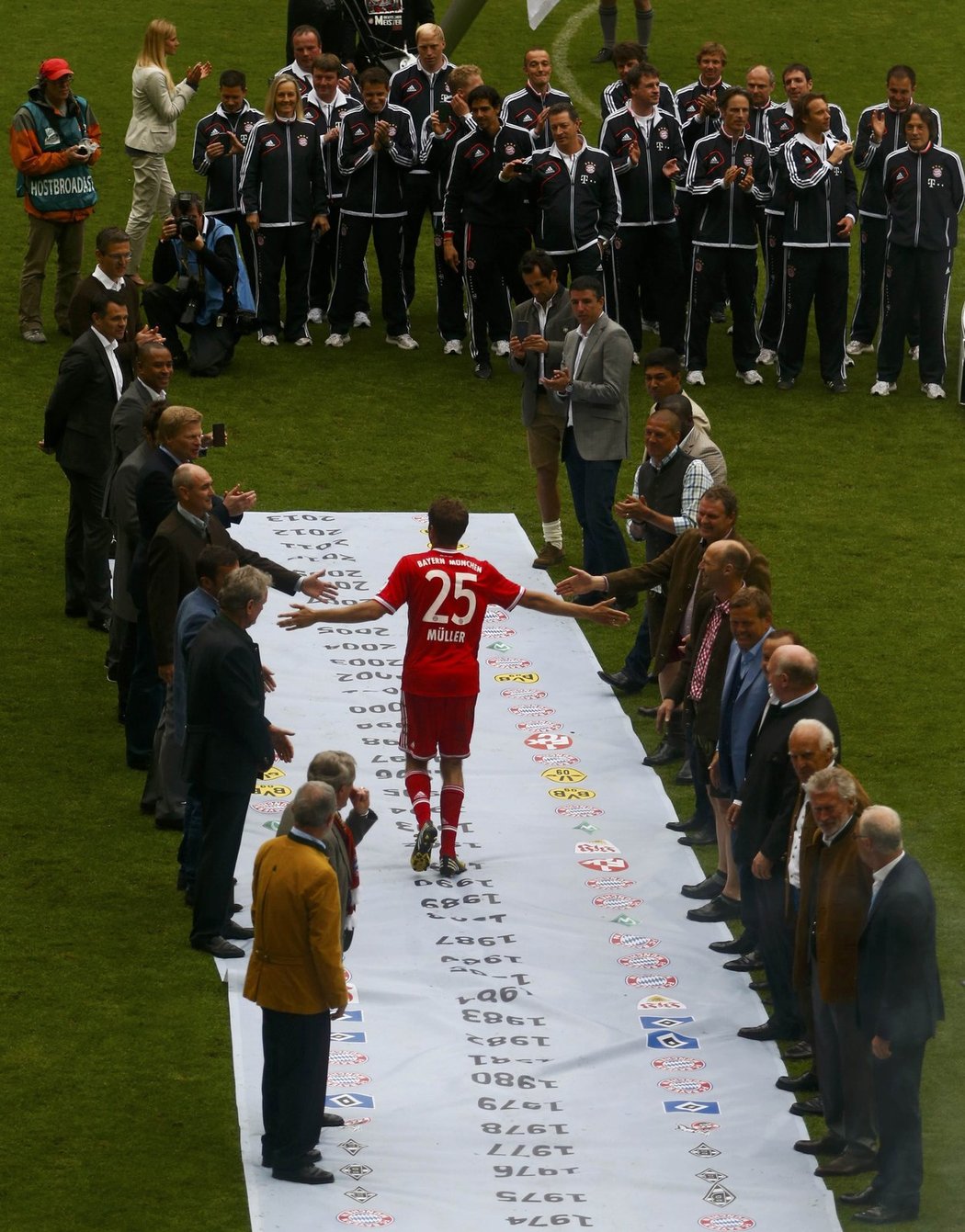 Fotbalový Bayern Mnichov převzal po výhře nad Augsburgem 3:0 trofej pro nového německého mistra. Pivo teklo proudem