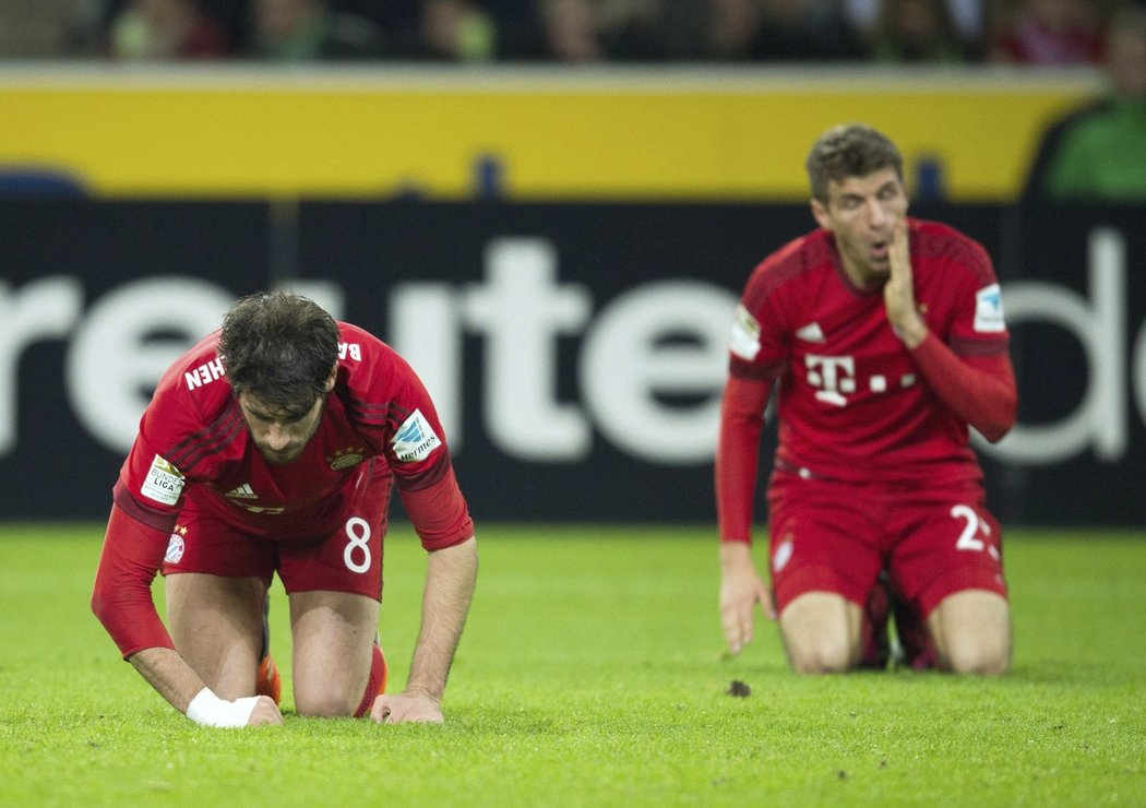 Bayern na kolenou. Javier Martinez (vlevo) a Thomas Müller jsou v šoku. Bayern prohrál v Mönchengladbachu 1:3.