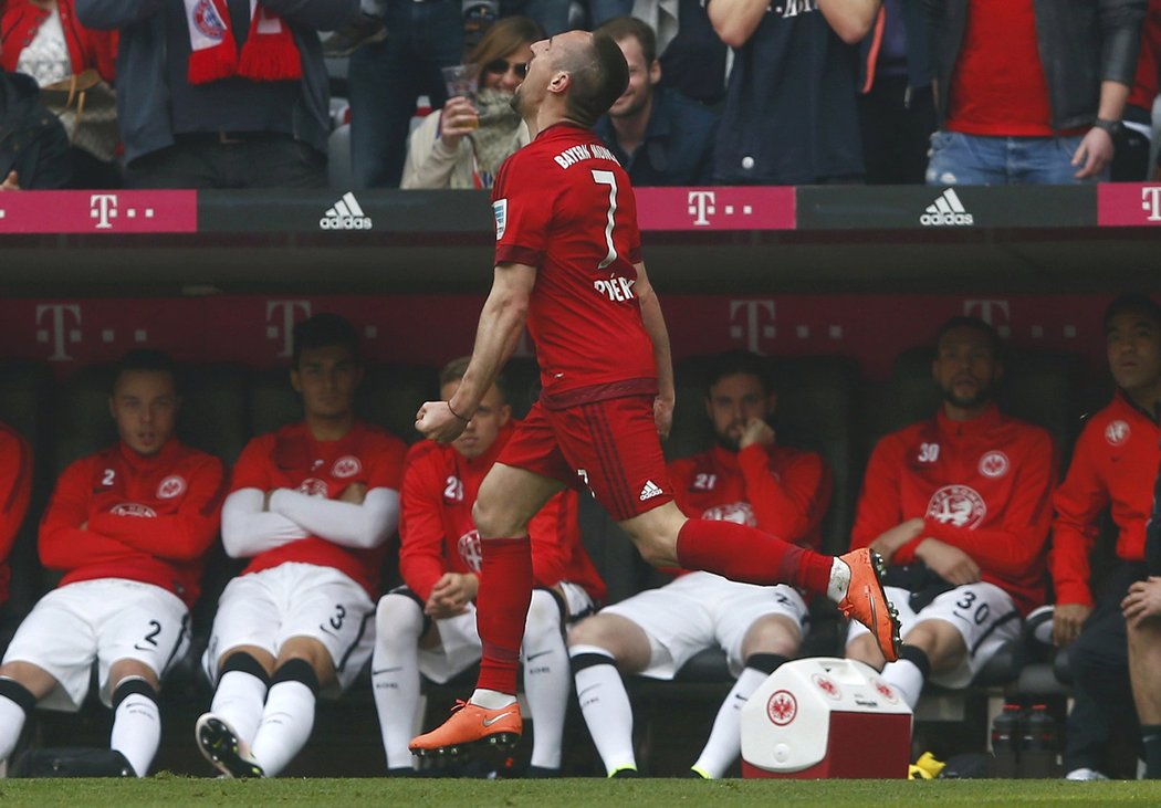 Franck Ribéry slaví, vstřelil vedoucí gól Bayernu.