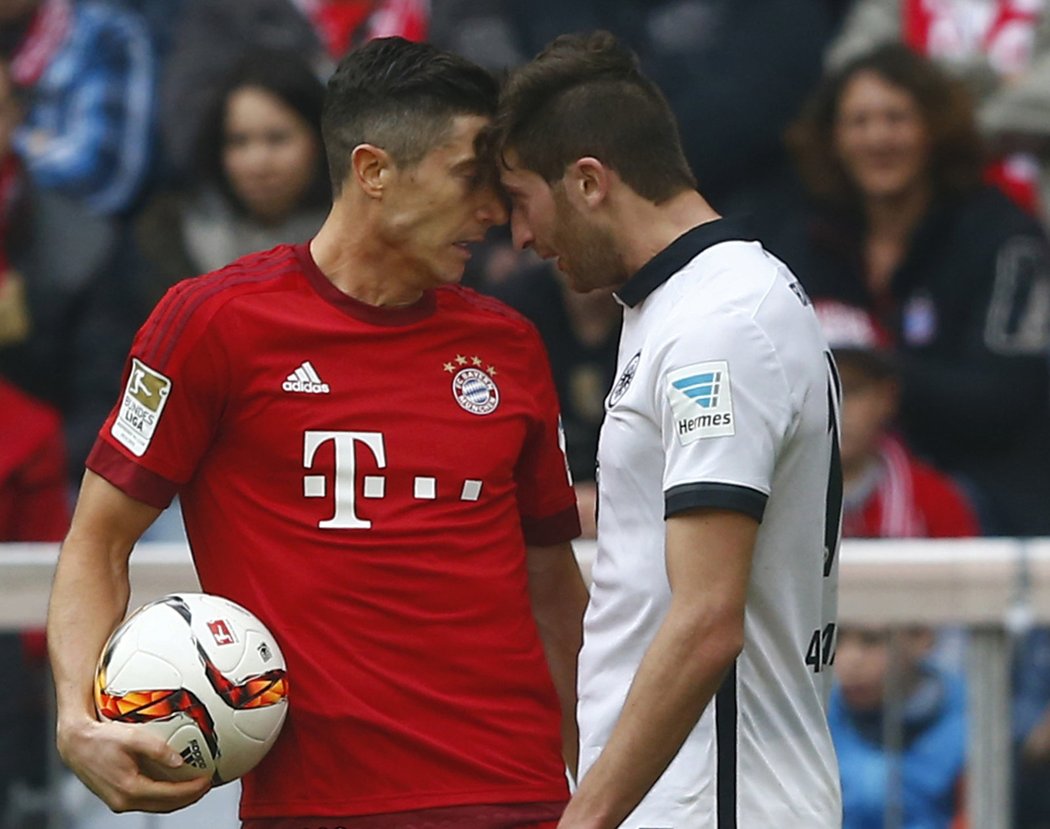 Málem se červenalo. Kanonýr Bayernu Robert Lewandowski se s frankfurtským Davidem Abrahamem zrovna nemazlil, hráči do sebe několikrát drcli čelem, sudí ale červenou kartu nevytáhl.