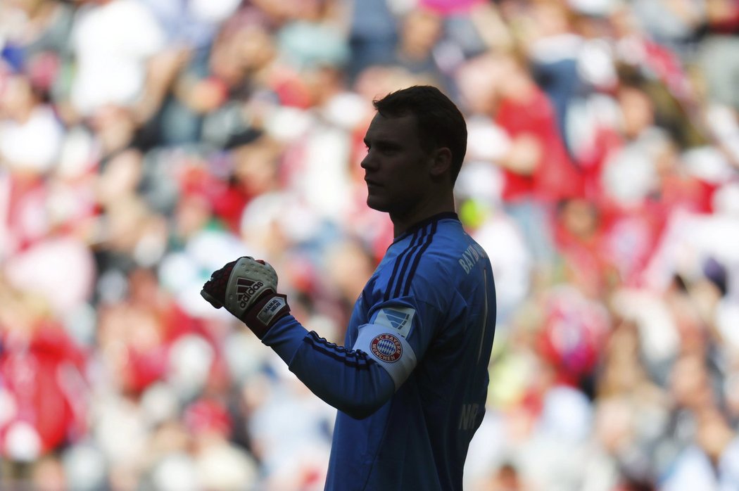 Brankář Bayernu Manuel Neuer slaví gól v síti Mönchengladbachu.