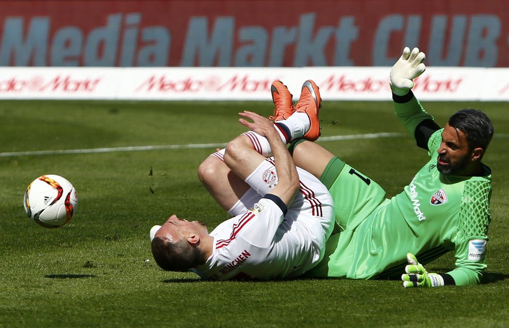 Franck Ribéry z Bayernu Mnichov se svíjí na zemi po střetu s brankářem Ingolstadtu.