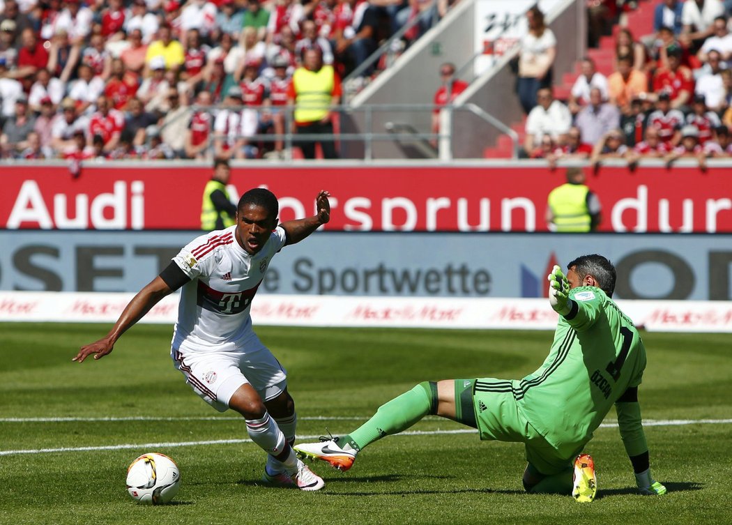 Douglas Costa z Bayernu Mnichov zakončuje jednu z akcí v bundesligovém zápase v Ingolstadtu.