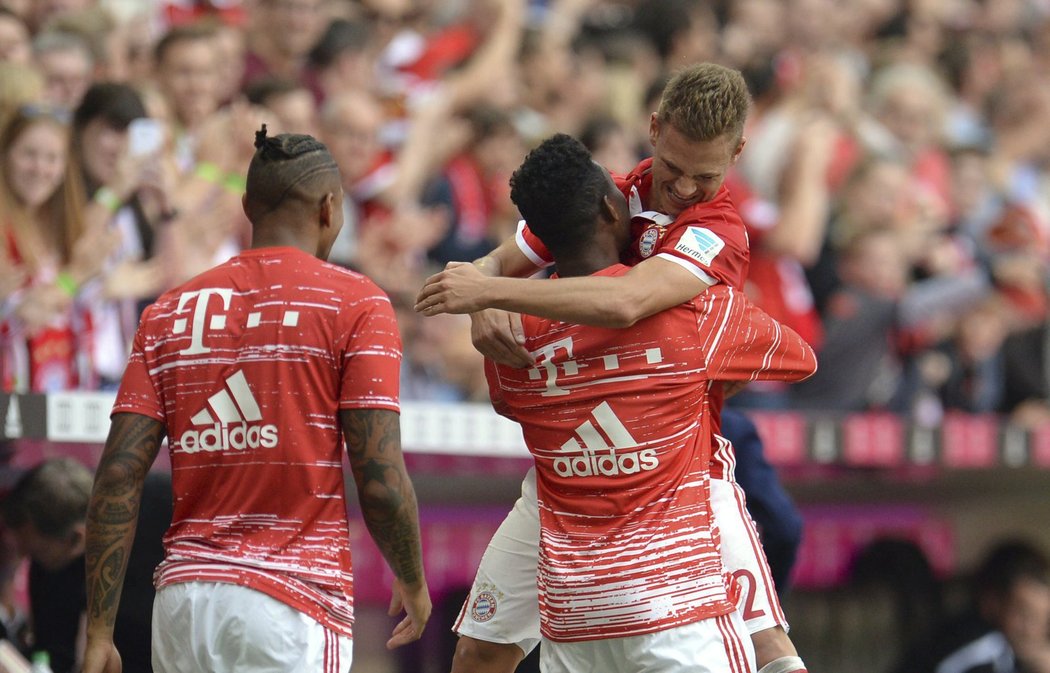 Fotbalisté Bayernu Joshua Kimmich (vpravo) slaví se spoluhráči Jeromem Boatengem a Davidem Alabou gól v síti Kolína nad Rýnem.