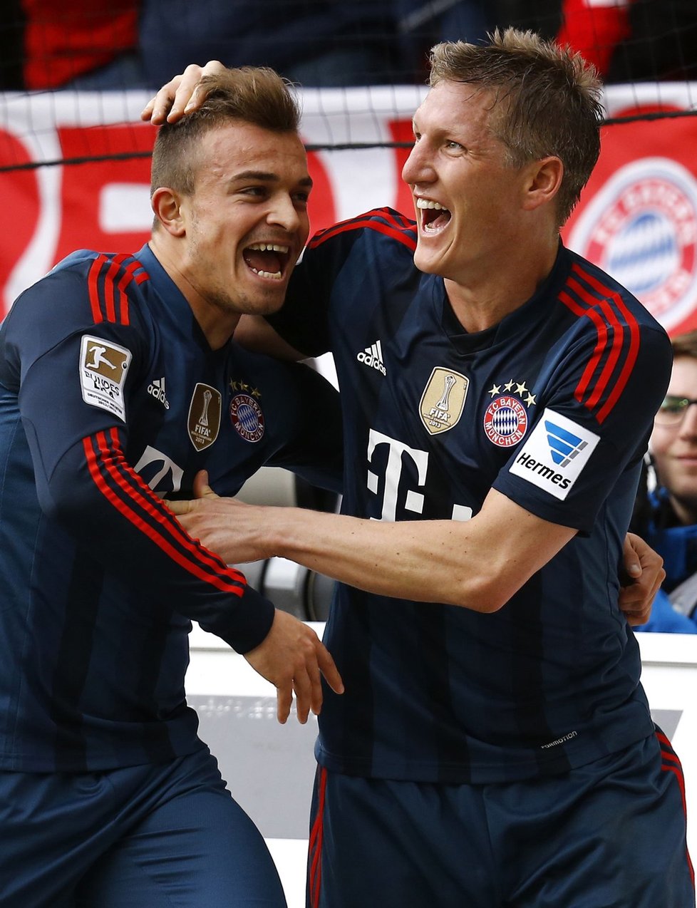 Střelec Bayernu Bastian Schweinsteiger (vlevo) slaví svou trefu na půdě Mainzu. Bayern vyhrál 2:0 a je blízko obhajobě titulu