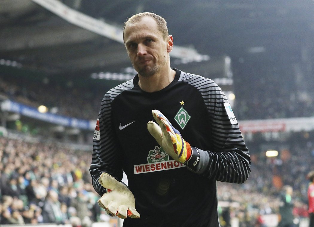 Jaroslav Drobný, český gólman Werderu Brémy, opouští po červené kartě hřiště při utkání s Dortmundem.