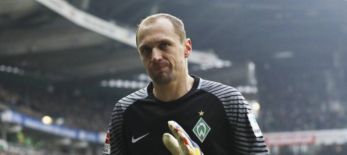 Jaroslav Drobný, český gólman Werderu Brémy, opouští po červené kartě hřiště při utkání s Dortmundem.