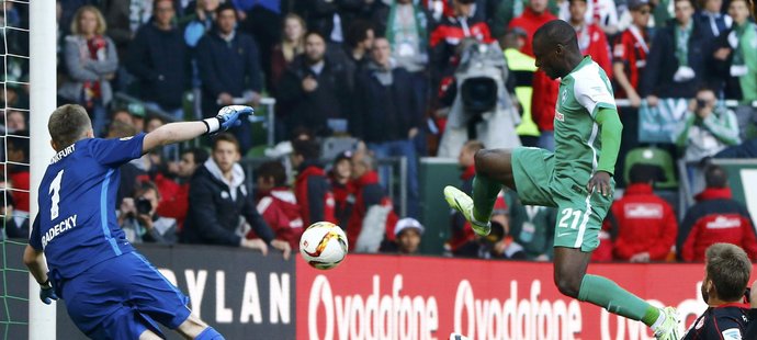 Anthony Ujah střílí gól, Brémy vyhrály nad Frankfurtem 1:0 a unikly baráži. Do té spadl právě Frankfurt.