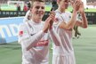 Vladimír Darida se spoluhráči tleská fanouškům Freiburgu po bundesligovém utkání s Norimberkem. Freiburg vyhrál 3:0 a Darida vstřelil parádní gól