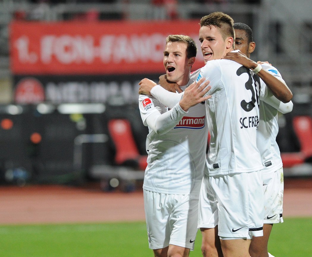 Vladimír Darida se raduje se spoluhráči z Freiburgu poté, co vstřelil gól do sítě Norimberku