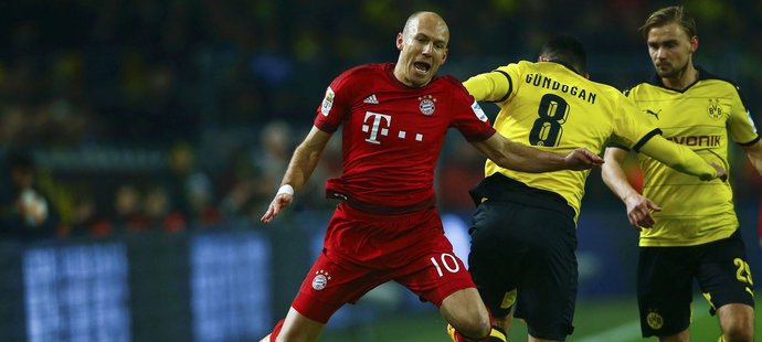 Mnichovský letec Arjen Robben v bundesligové bitvě s Dortmundem.