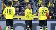 Dortmundský Pierre-Emerick Aubameyang (uprostřed) dal Frankfurtu gól v poháru, v sobotu v lize vstřell stejnému soupeři hned dva