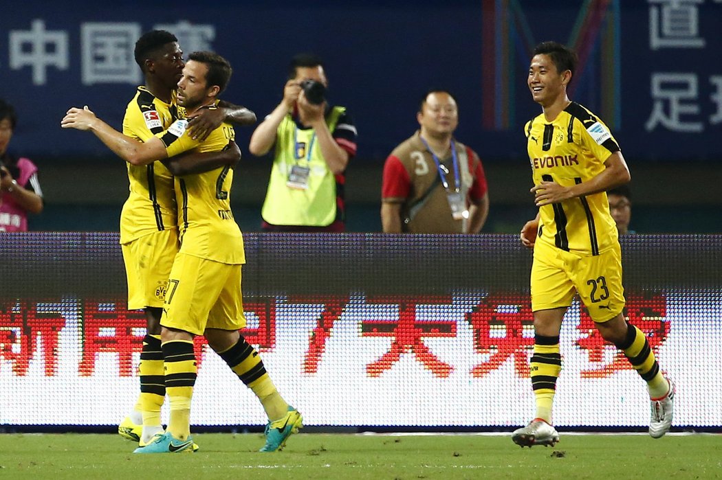 Fotbalisté Dortmundu slaví výhru v přípravě nad Manchesterem United. V klubu skončily v létě opory Mchitarjan a Gündogan, mezi posily se řadí Götze, Schürrle či třeba Dembelé.