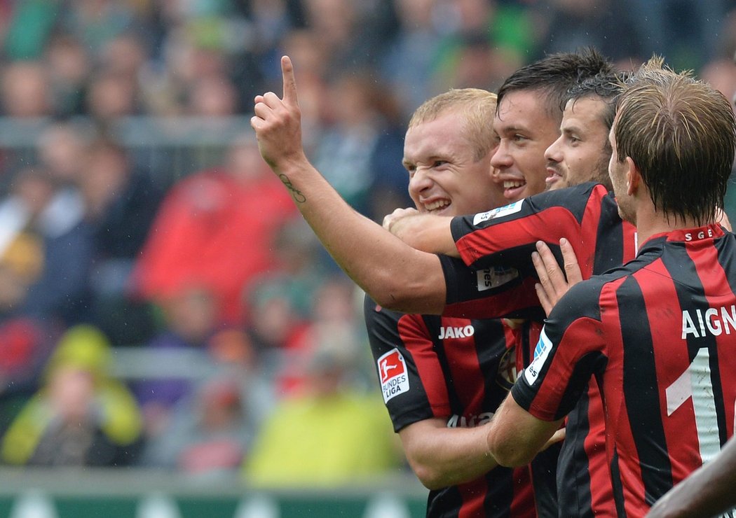 Exsparťanský útočník Václav Kadlec pálí v dresu Frankfurtu. Na půdě Werderu se trefil dvakrát a jeho tým vyhrál snadno 3:0.