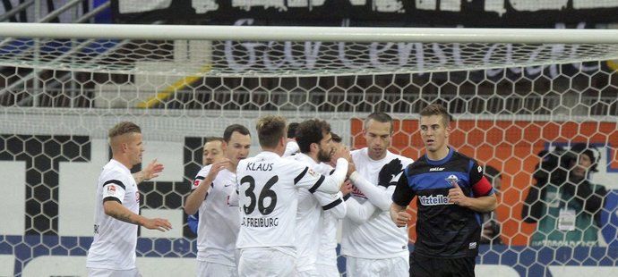 Spoluhráči z Freiburgu gratulují Vladimíru Daridovi k proměněné penaltě na půdě Paderbornu.