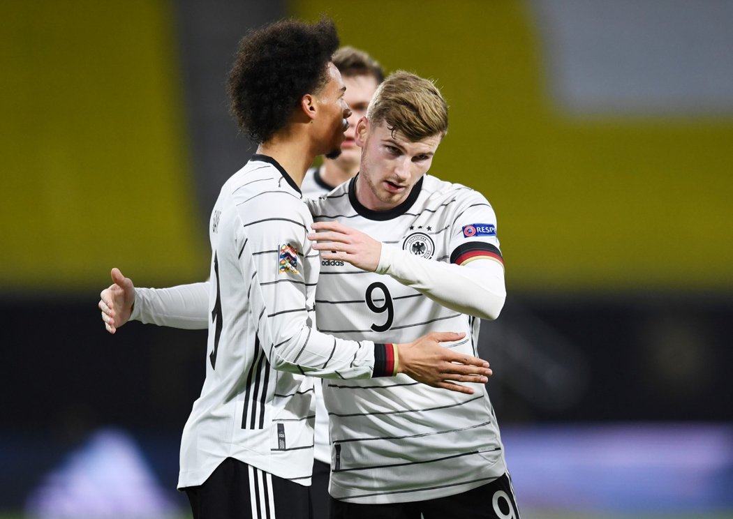 Timo Werner (vpravo) oslavuje svůj gól za Německo proti Ukrajině