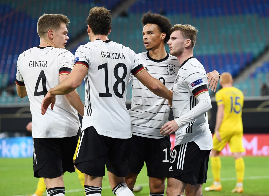 Timo Werner (vpravo) oslavuje se spoluhráči svůj gól za Německo proti Ukrajině