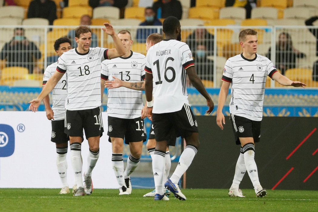 Radost německých fotbalistů z branky v utkání Ligy národů proti Ukrajině