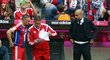 Trenér Bayernu Pep Guardiola, u lavičky stojí jeho svěřenec Franck Ribéry, který vstřelil druhý gól úřadujících německých mistrů