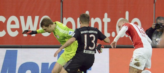 Gólman Bayernu Manuel Neuer v utkání s Augsburgem v bundeslize neinkasoval. Bayern vyhrál jasně 4:0