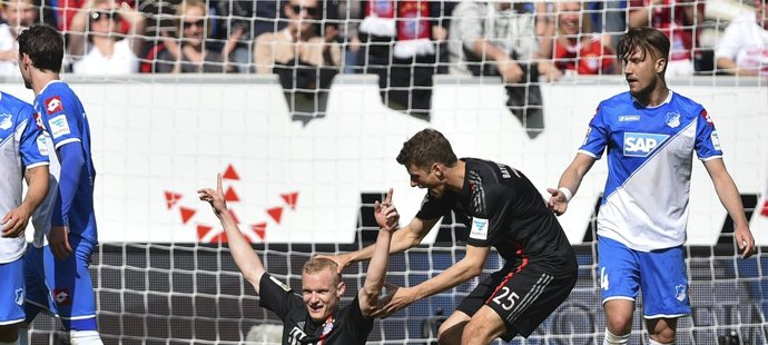 Sebastian Rode slaví gól Bayernu na půdě Hoffenheimu v utkání bundesligy.