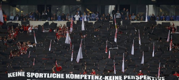 Fanoušci Stuttgartu dali najevo, že se jim vůbec nelíbí, jakým způsobem je klub řízen. Budoucnost vidí v černých barvách.