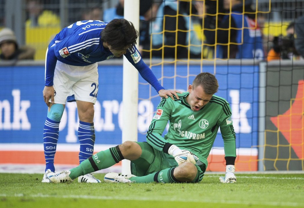 Gólman Schalke se podepsal kiksem pod poslední gól Dortmundu. Ten vyhrál bundesligový šlágr 1:0.