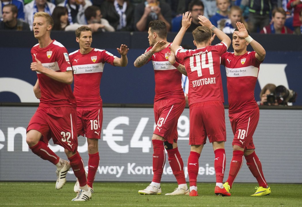Fotbalisté Stuttgartu se radují po jednom z gólů na půdě Schalke.
