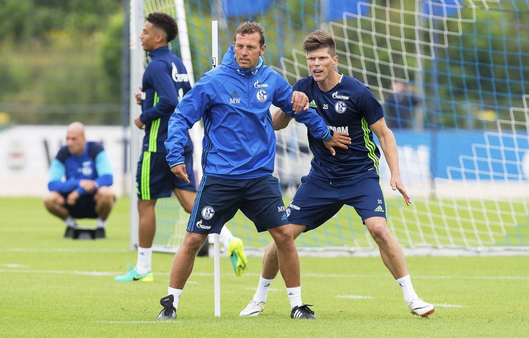 Klaas-Jan Huntelaar (vpravo) bude i v následující sezoně oporou Schalke 04.