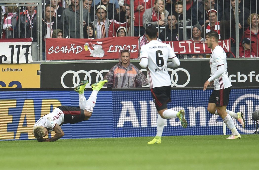 Dario Lezcano z Ingolstadtu slaví gól na hřišti Bayernu v bundesligovém utkání.