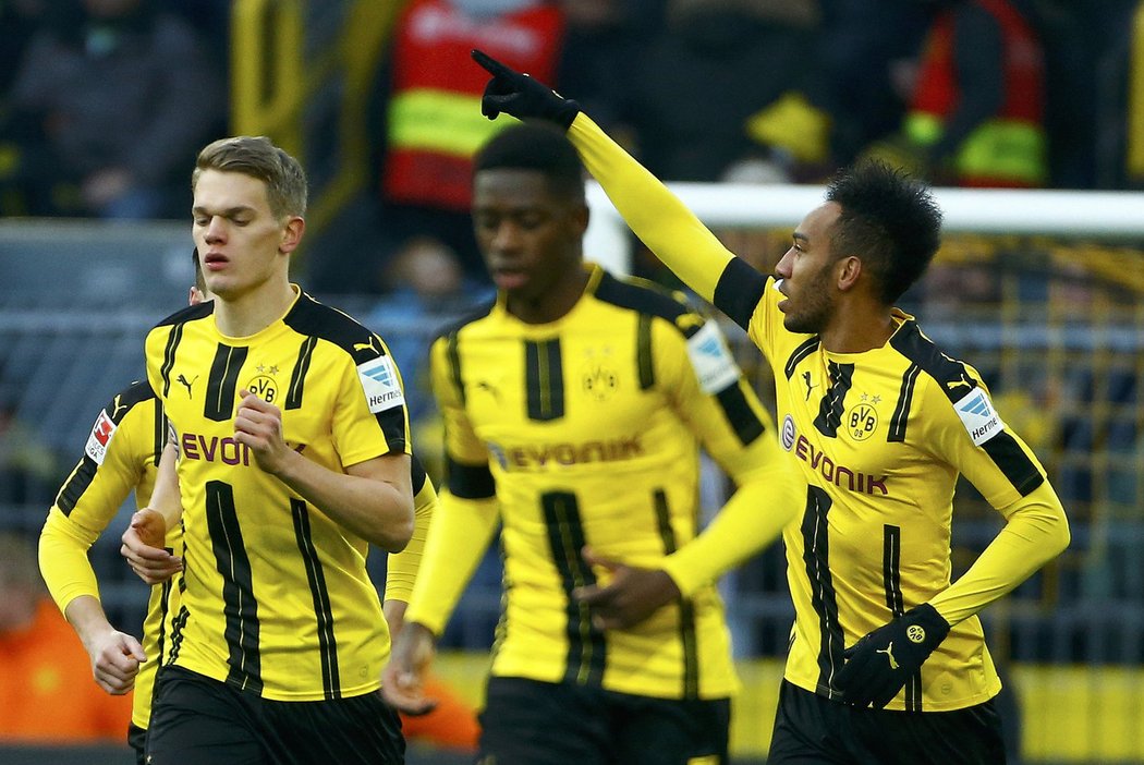 Kanonýr Dortmundu Aubameyang slaví gól se spoluhráči.