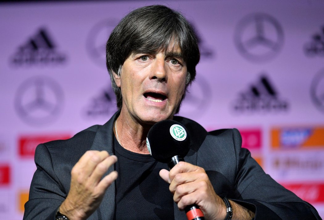 Trenér německého týmu Jogi Löw čelí za rozhodnutí nepovolat na MS Leroye Saného kritice