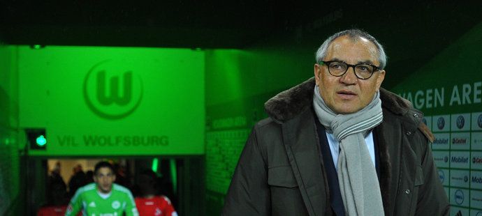 Trenér Wolfsburgu Felix Magath neprožívá lehké období. I když klub utratil miliony za posily, je tým u dna bundesligy a na Magatha se valí kritika.