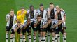 Němečtí fotbalisté si při společném focení před dnešním zápasem MS s Japonskem zakryli ústa jako protest proti postoji FIFA k duhovým páskám.