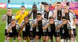 Němečtí fotbalisté si při společném focení před dnešním zápasem MS s Japonskem zakryli ústa jako protest proti postoji FIFA k duhovým páskám