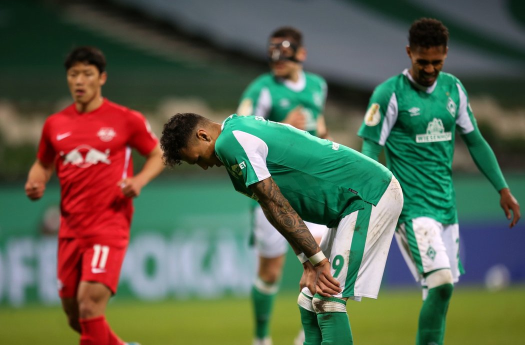 Zklamaní fotbalisté Brém po gólu na 1:2 v prodloužení