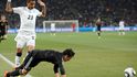 Kevin Prince Boateng posílá k zemi Mesuta.