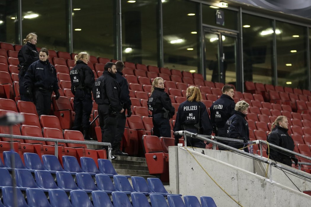 Policisté během prohlídky stadionu