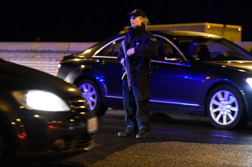 Policistka hlídá příjezdovou cestu ke stadionu