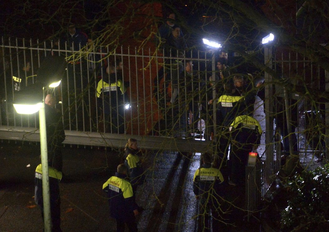 Pořadatelé uzavírají vchody na stadion