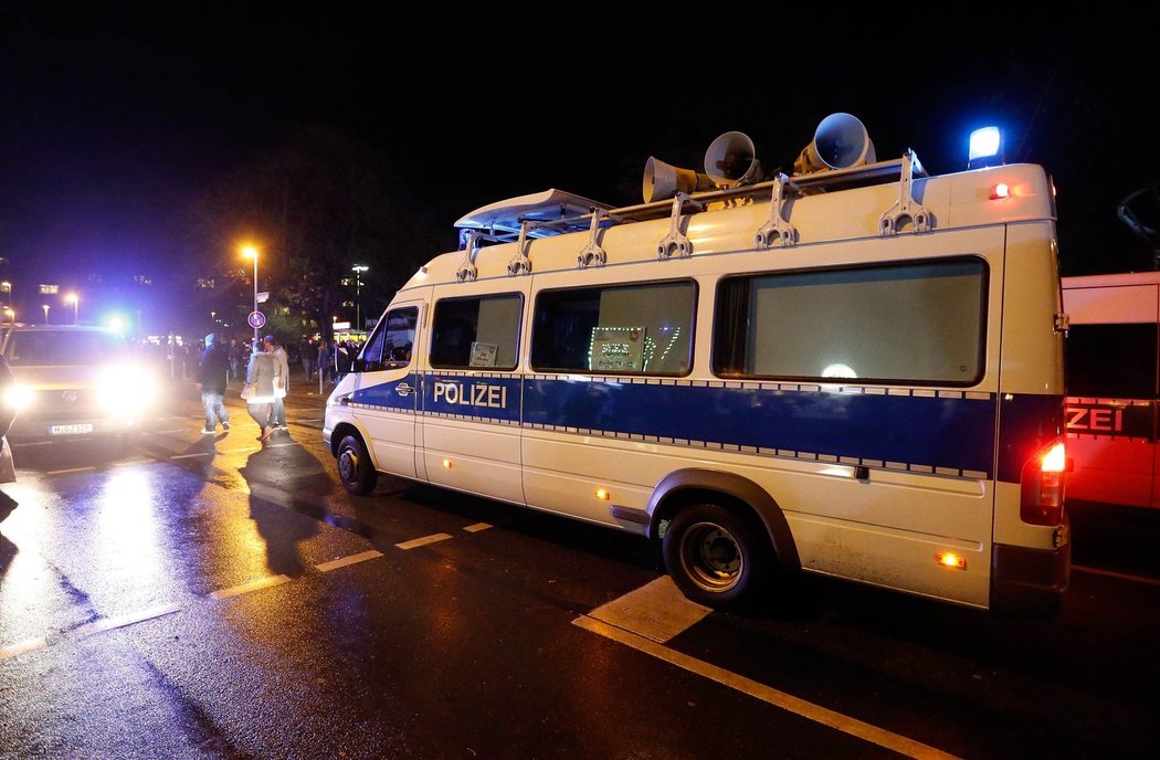 Policejní vůz před stadionem.