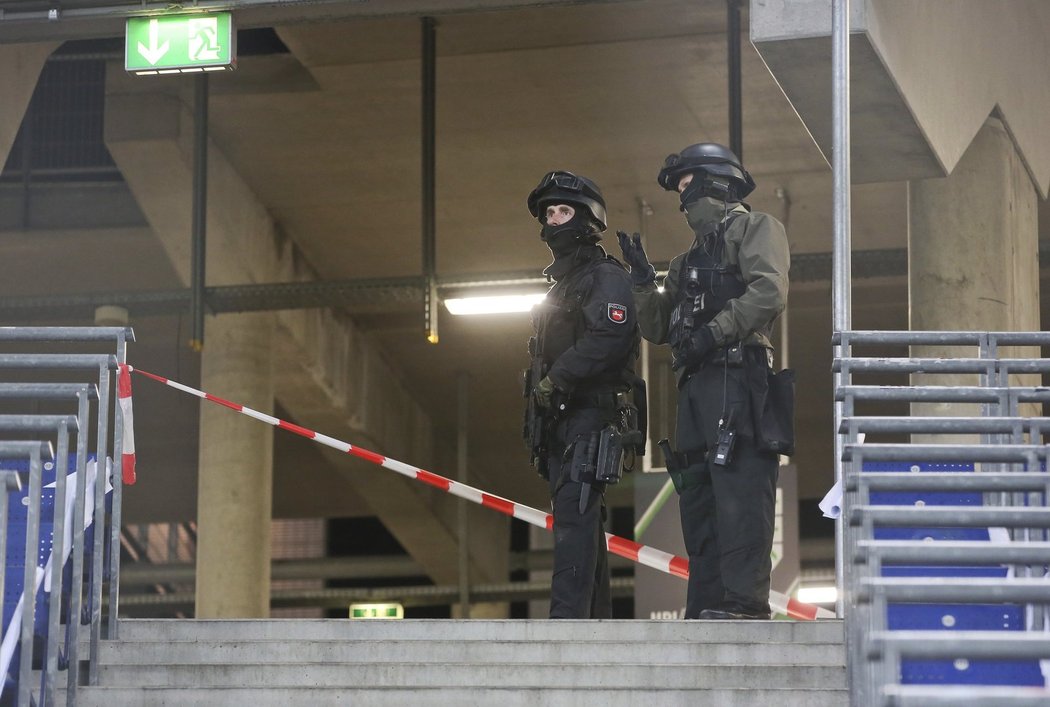 Policisté postupně kontrolují stadion.