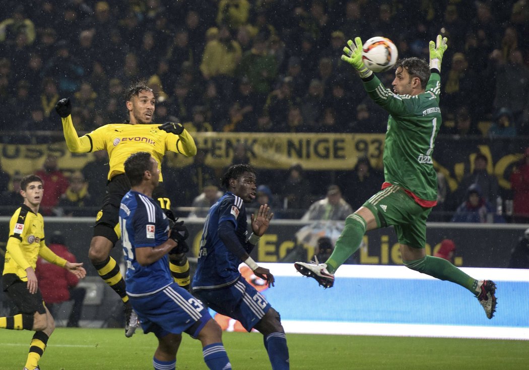 Brankář Özcan z Ingolstadtu se natahuje marně, Dortmund po téhle ráně vedl 1:0