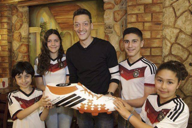 Záložník Mesut Özil na charitativní akci