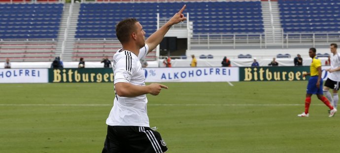 Lukas Podolski slaví gól, který v dresu německé reprezentace v utkání s Ekvádorem vstřelil už v šesté vteřině